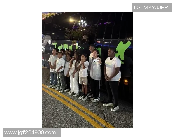 哈登与足球巨星合影互动视频曝光展现跨界友情与运动魅力