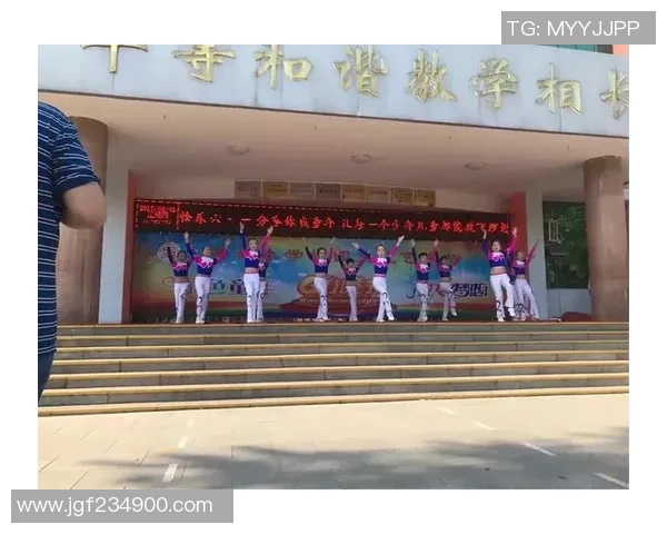 足球巨星健美形象卡通化设计展示个性与力量结合的独特魅力